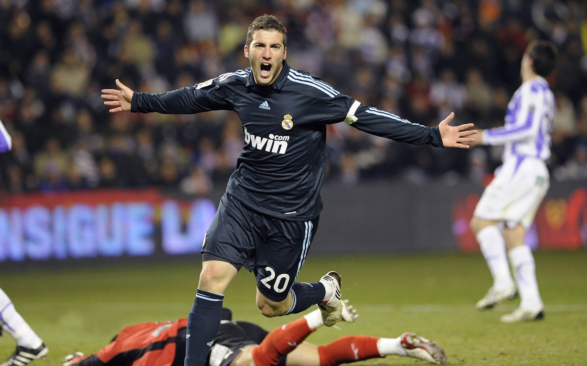 7000万抢验货神腰！曼联3大目标全卡壳，1人成冬窗唯一希望，曼联队套